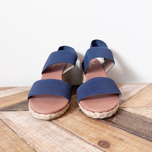 Tommy Bahama André Assous Allison Wedges - Picture 4 of 10